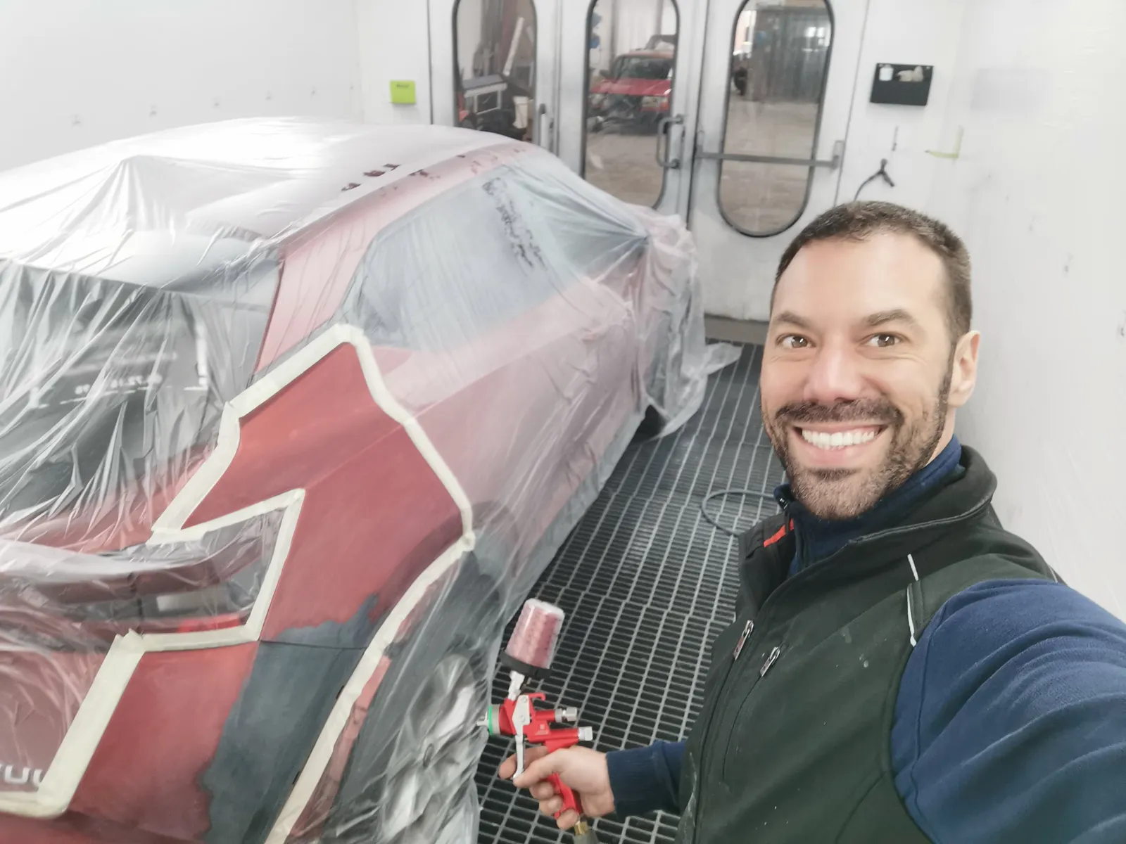 Jérémy Da Costa en cabine de peinture